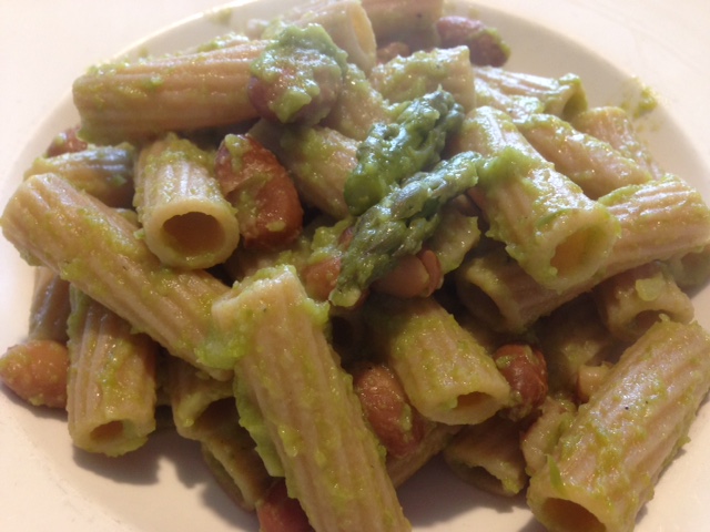 Maccheroni integrali con asparagi e fagioli borlotti.Ricetta interamente vegetale con ingredienti naturali e senza aggiunta di grassi animali