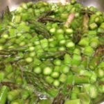 Preparazione condimento per gnocchi di fagioli con asparagi, asparagi a rondelle e punte immerse in pochissima acqua bollente