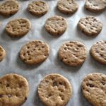 Preparazione biscotti con farina di grano saraceno e gocce di cioccolato, senza uova e senza burro, solo ingredienti vegetali e integrali