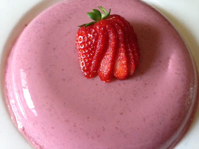 Dessert di fragole, dolce preparato con fragole fresche zucchero di canna, senza grassi animali, un dolce perfetto come dopocena, fresco e nutriente