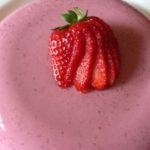 Dessert di fragole ingedienti vegetali, senza grassi animali, dolce perfetto fresco e nutriente con frutta fresca