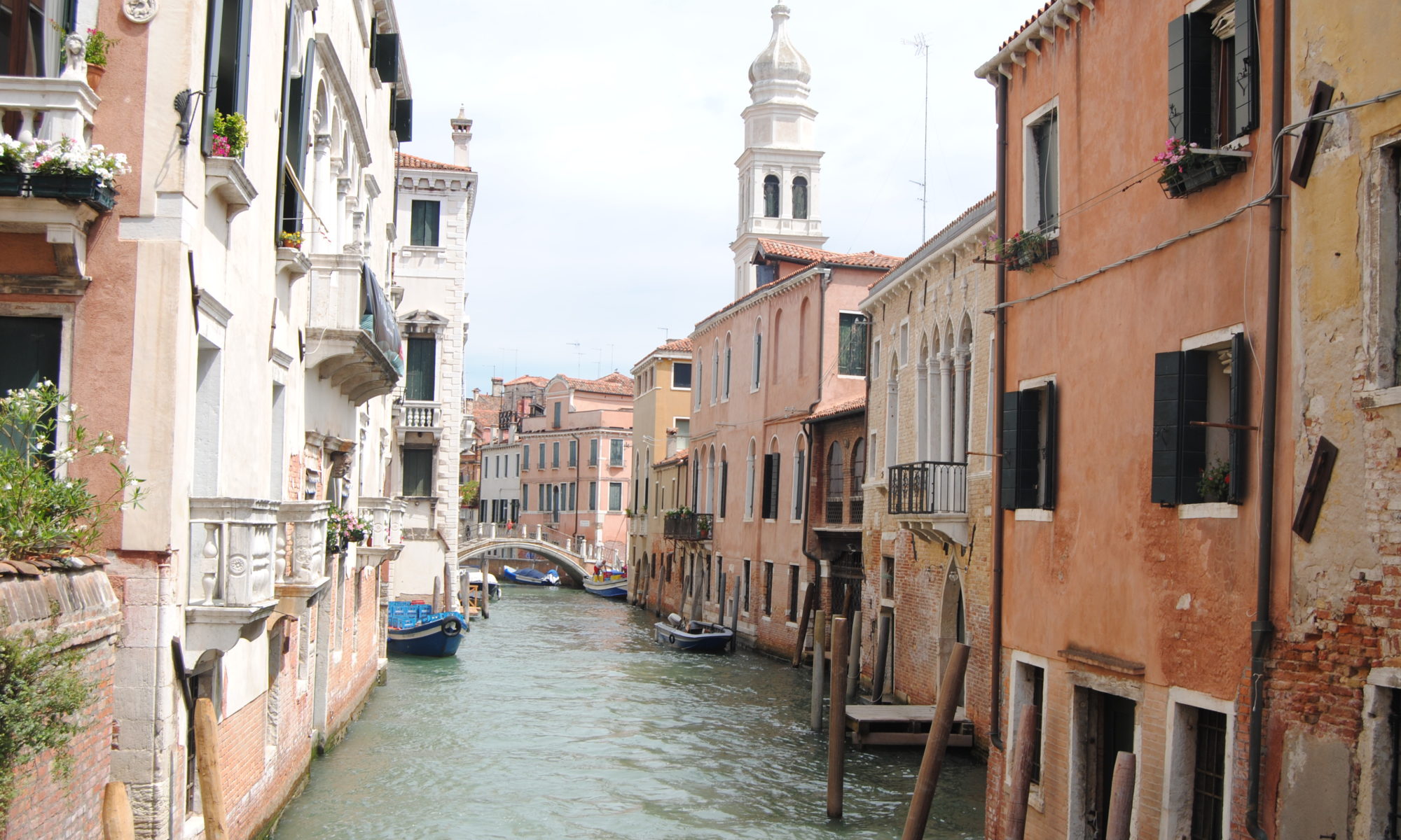 Foto di Venezia in estate, caratteristico canale secondario