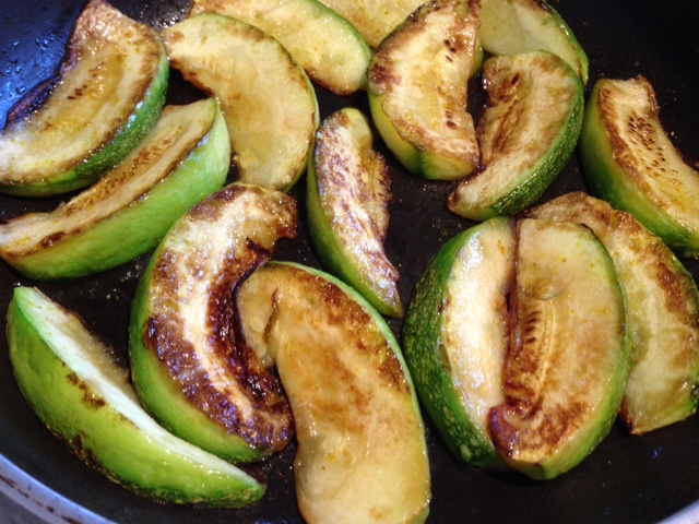 Zucchine tonde a spicchi saltate in padella con un filo d'olio extravergine d'oliva