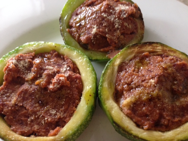 Zucchine tonde farcite di fagioli rossi, il ripieno è fatto con i fagioli rossi, senza alcun grasso animale