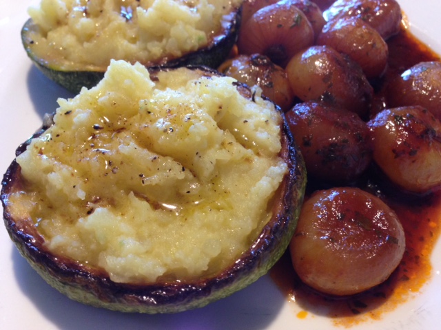 Zucchine ripiene di patate con contorno di cipolline in umido, piatto vegano vegetariano