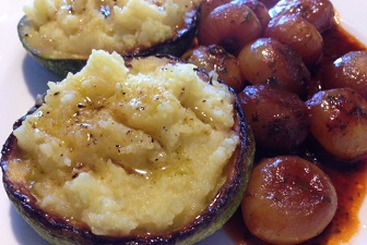 Zucchine tonde ripiene di patate con contorno di cipolline in umido, piatto interamente vegetariano vegano senza grassi animali