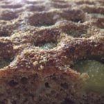 Focaccia dolce con uva bianca senza semi, preparata con frina integrale e zucchero di canna integrale, senza grassi animali, adatta a vegani. Ottima come merenda