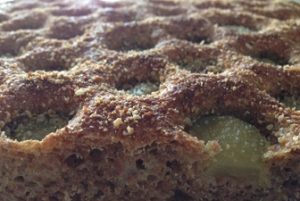 Focaccia dolce con uva bianca senza semi, preparata con frina integrale e zucchero di canna integrale, senza grassi animali, adatta a vegani. Ottima come merenda