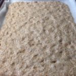 Focaccia dolce con uva bianca senza semi, focaccia con impasto di farina integrale e zucchero di canna integrale, senza grassi animali, farcita con uva bianca senza semi