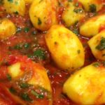 Patate in umido al pomodoro datterino, ricetta vegana senza alcun grasso animale. Ottima altenrnativa ai soliti sapori, l'aglio e il prezzemolo daranno alle patate un gusto indimenticabile!