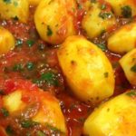 Patate in umido con pomodori datterini, aglio e prezzemolo. Un piatto vegano senza grassi animali e veramnete buono, il gusto del prezzemolo con l'aglio è veramente stuzzicante.