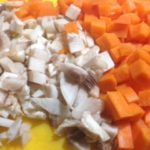 carote a dadini e funghi per preparazione ricetta minestra di farro integrale