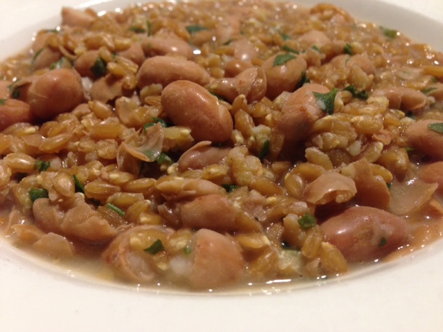 Minestra di farro integrale e fagioli borlotti, tutta vegetale, senza grassi animali adatta a vegani e vegetariani