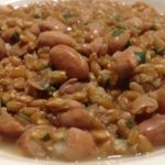 minestra con farro integrale e fagioli borlotti preparata solo con ingredienti vegetali e integrali, senza grassi animali, adatta a vegani e vegetariani