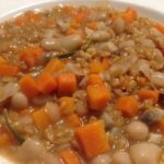 minestra di farro integrale, carote, funghi e fagioli cannellini. Solo ingredienti vegetali, ricetta vegan