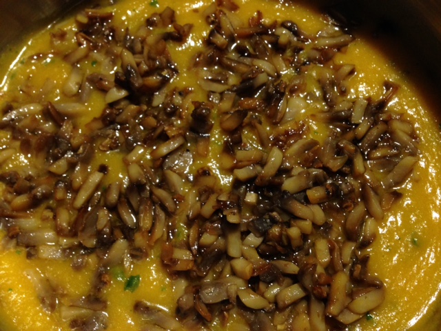 Vellutata di zucca e funghi champignon, buonissima! Senza grassi animali, solo ingredienti vegetali adatta a vegani
