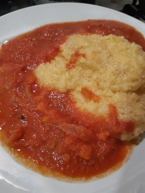 Intingolo di cipolle con lenticchie e polenta integrale. Ricetta vegan, solo ingredienti vegetali e integrali