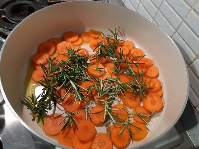 Carote con rosmarino, un modo diverso ma gustosissimo per cucinare le carote, provate per credere!