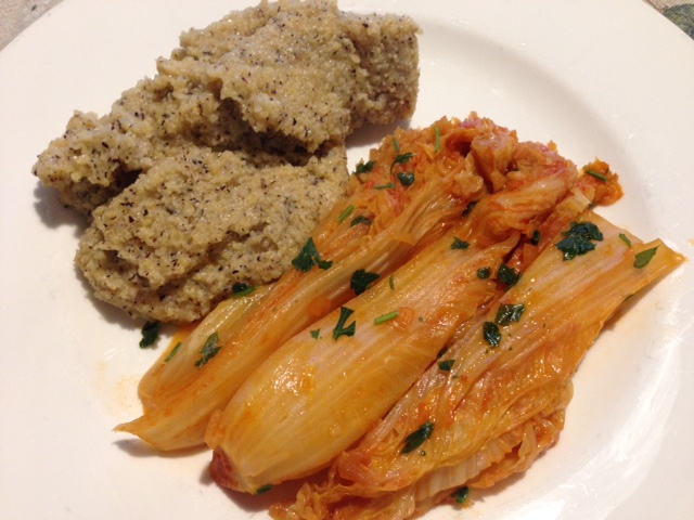Cavolo cinese, piatto semplice e gustoso, preparato con scalogno e prezzemolo, ingredienti vegetali, senza grassi animali
