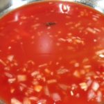 Cavolo cinese, preparazione ricetta con scalogno tritato e concentrato di pomodoro, senza grassi animali solo ingredienti vegetali