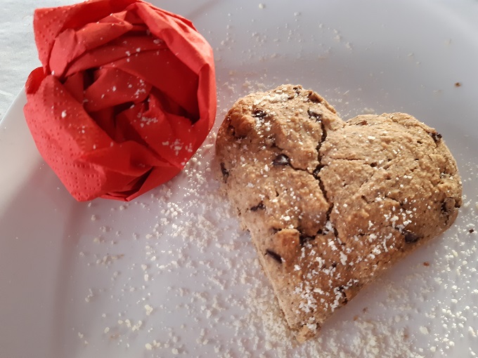 Tortina di San Valentino, dolce preparato con grano saraceno integrale e farina di grano tenero integrale, acqua, zucchero di canna integrale e gocce di cioccolato. Vegan. Ottima, veramente buona.