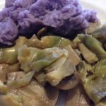 Carciofi e funghi con contorno di patate viola, un piatto semplice e gustoso, solo ingredienti vegetali Vegan