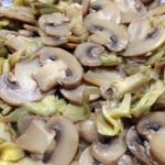 Carciofi e funghi, un piatto completamente vegetariano e vegano, senza grassi animali, squisito e semplice