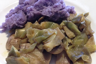 Carciofi e funghi con contorno di patate viola, un piatto semplice e gustoso, solo ingredienti vegetali Vegan