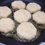 Polpette di cavolfiore in cottura. Polpette preparate senza grassi animali, solo ingredienti vegetali. Vegan