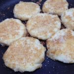 Polpette di cavolfiore in cottura, polpette vegan, preparate con ingredienti esclusivamente vegetali