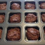 Distribuzione nella teglia per muffin delle tortine con farina di castagne e cacao. Solo ingredienti vegetali, farina integrale e nessun grasso animale aggiunto