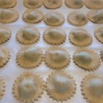 Ravioli con ripieno di erbette e fagioli, senza grassi animali, preparati con farine integrali, buoni e vegan