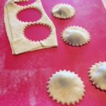 Ora diamo una forma ai nostri ravioli con ripieno di erbette e fagioli, son uno stampino andremo a formare i ravioli che sono preparati con impasto di farine integrali. Tutto senza grassi animali. Vegan