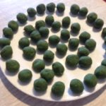 Ripieno per ravioli vegani alle erbette e fagioli, preparati con farine integrali e senza grassi animali.