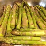 Asparagi puliti per preparazione gnocchi integrali con patate viola con ripieno di asparagi