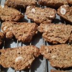 Biscotti alle nocciole, preparati con farina integrale e nocciole, all'acqua, buonissimi