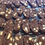 Cantucci al cacao. Biscotti secchi con le mandorle, croccanti e gustosi, la cui caratteristica è la doppia cottura. Ecco i nostri cantucci all'acqua, qui nella versione al cacao.