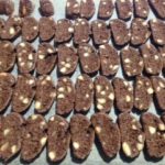 Cantucci al cacao vegan. Biscotti secchi con le mandorle, croccanti e gustosi, la cui caratteristica è la doppia cottura. Ecco i nostri cantucci all'acqua, qui nella versione al cacao.