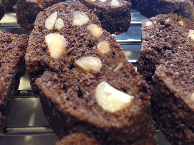Cantucci al cacao vegan. Biscotti secchi con le mandorle, croccanti e gustosi, la cui caratteristica è la doppia cottura. Ecco i nostri cantucci all'acqua, qui nella versione al cacao.