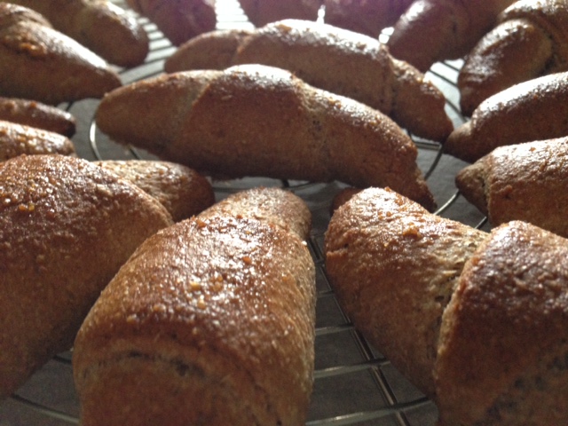 Mini croissant, piccoli cornetti epr la colazione ripieni di marmellata, preparati con farina integrale, solo ingredienti vegetali e integrali. Vegan