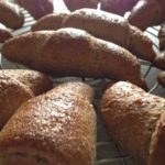 Cornetti per la colazione, mini croissant ripiene di marmellata, preparati con farina integrale, zucchero di canna integrale, nessun grasso animale aggiunto, né uova né burro né margarina, vegan