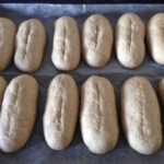 Pane fatto in casa con grano duro, panini pronti per la cottura