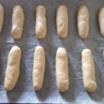 Pane con grano duro fatto in casa, disposizione dei panini sulla leccarda per la lievitazione