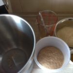 Ingredienti per la preparazione del pane fatto in casa con grano duro integrale, farina di semola di grano duro integrale, acqua, lievito di birra, sale