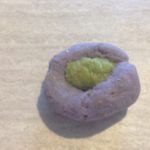 Riempimento degli gnocchi di patate viola con ripieno di asparagi