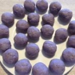 Gnocchi di patate viola pronti per essere riempiti a compimento della ricetta gnocchi di patate viola ripieni di asparagi