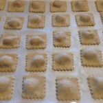 Buonissimi ravioli con farina integrale e ripieno di zucca e ceci, vegetariano e vegan