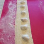 Preparazione dei ravioli vegan integrali con ripieno di zucca e ceci