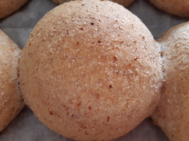 Pane integrale preparato con farina integrale, acqua e sale. Semplice e buono!e