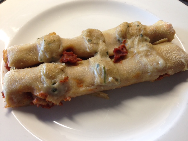 Cannelloni al ragù di ceci neri, preparati con pasta fresca integrale senza uova